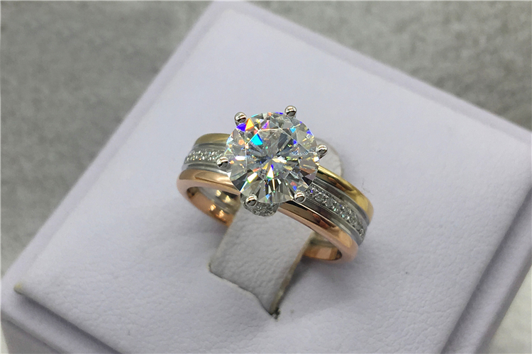 Custom Solid 18K Au750 Yellow  - Moissanite Ring 评论和价格
