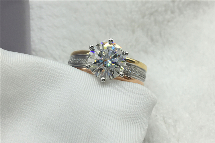 Custom Solid 18K Au750 Yellow  - Moissanite Ring 评论和价格