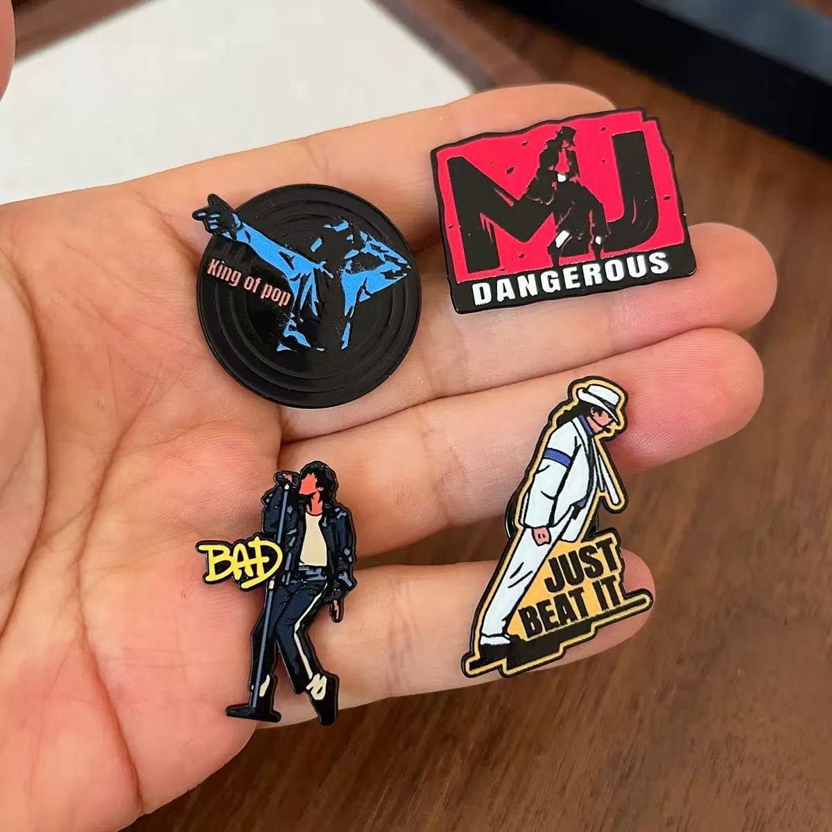 4pcs Classic Rock Band Enamel  - Vintage Brooch Pin 评论和价格